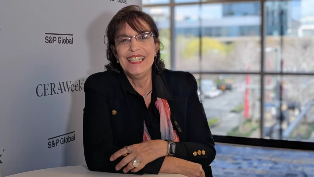 Sylvia Anjos, diretora de E&P da Petrobras, em entrevista ao estúdio eixos na CERAWeek 2025, em Houston-TX. Foto: eixos Sylvia Anjos, diretora de E&P da Petrobras, em entrevista ao estúdio eixos na CERAWeek 2025, em Houston-TX. Foto: eixos