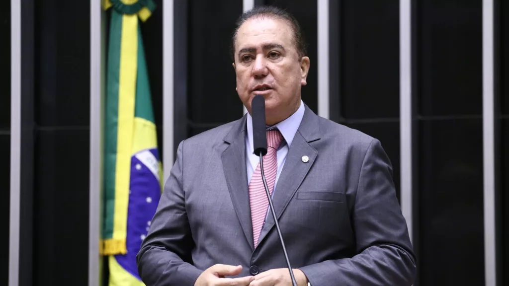 Jonas Donizette, à tribuna da Câmara, durante sessão plenária para discussão e votação de propostas, em 25/2/2025 (Foto Vinicius Loures/Câmara dos Deputados)