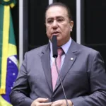 Jonas Donizette, à tribuna da Câmara, durante sessão plenária para discussão e votação de propostas, em 25/2/2025 (Foto Vinicius Loures/Câmara dos Deputados)