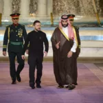 Volodymyr Zelensk conversa com príncipe herdeiro da Arábia Saudita, Mohammed bin Salman, em Jeddah, durante negociações de paz com a Rússia, em 11/3/2025 (Foto Presidência da Ucrânia)