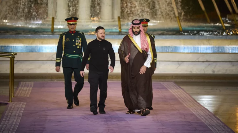 Volodymyr Zelensk conversa com príncipe herdeiro da Arábia Saudita, Mohammed bin Salman, em Jeddah, durante negociações de paz com a Rússia, em 11/3/2025 (Foto Presidência da Ucrânia)