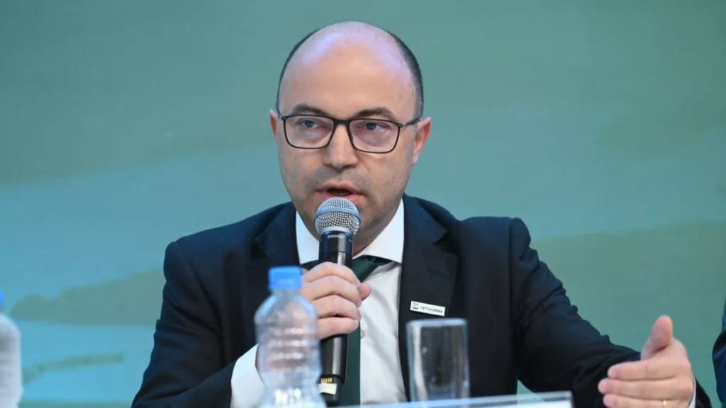 Diretor financeiro e de Relacionamento com Investidores da Petrobras, Fernando Melgarejo, durante coletiva à imprensa sobre o PE 2050 e o PN 2025-2029 (Foto Guarim de Lorena/Agência Petrobras)