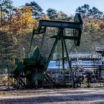 Bomba cavalo-de-pau para a produção terrestre de petróleo (Foto Marcos Distelrath/Pixabay)
