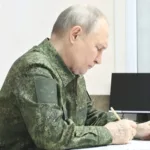 Vladimir Putin durante reunião em visita a um dos postos de comando da região de Kursk, na Ucrânia (Foto Kremlin.ru)