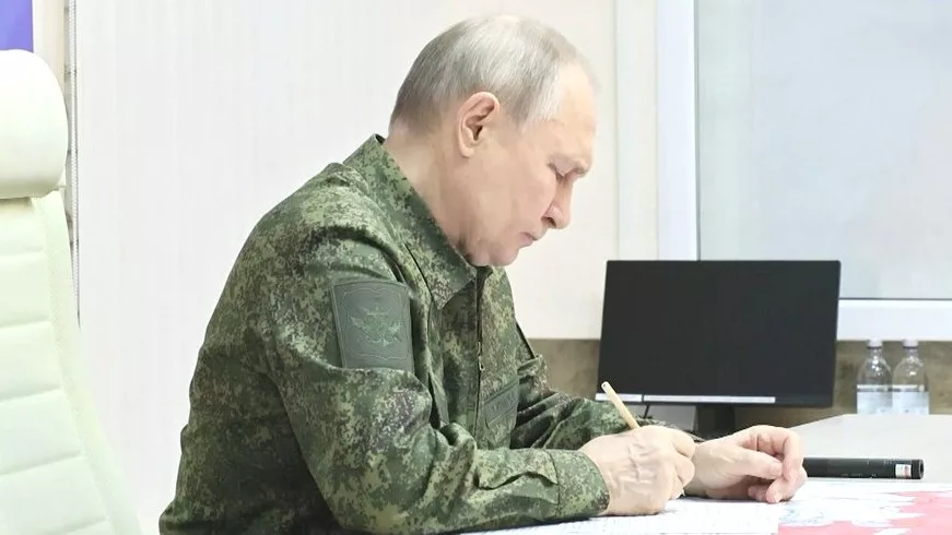 Vladimir Putin durante reunião em visita a um dos postos de comando da região de Kursk, na Ucrânia (Foto Kremlin)