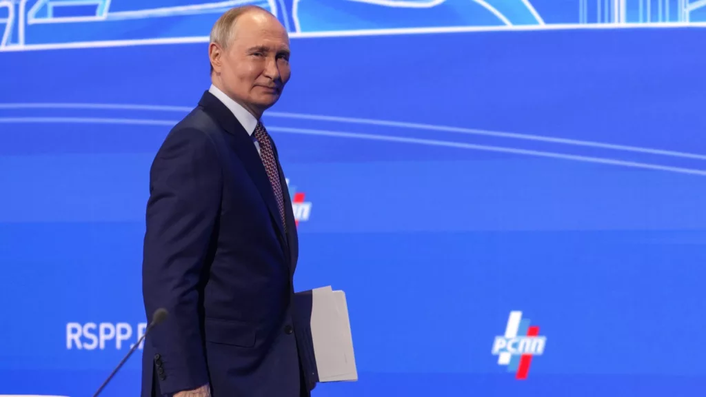 Vladimir Putin durante sessão plenária do Congresso RSPP, em Moscou, em 18 de março de 2025 (Foto Kremlin)