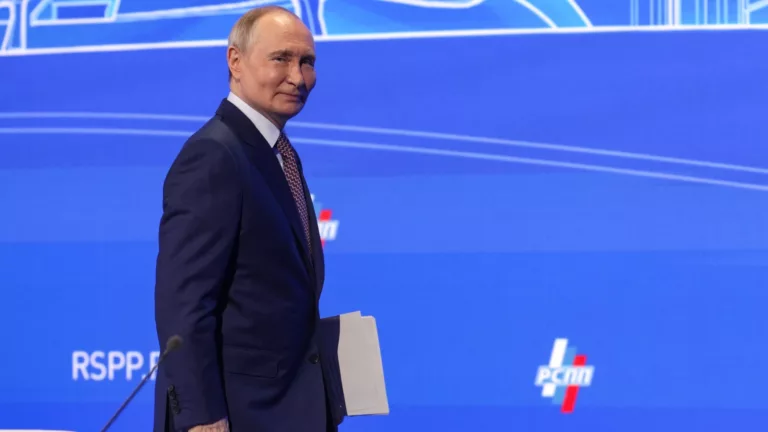 Vladimir Putin durante sessão plenária do Congresso RSPP, em Moscou, em 18 de março de 2025 (Foto Kremlin)