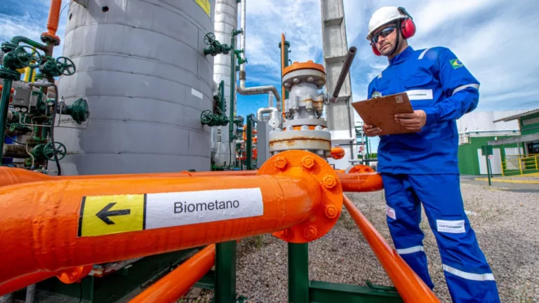 Trabalhador inspeciona instalações da GNR Fortaleza, usina de biometano a partir do aterro de Caucaia (CE), parceria entre Ecometano (MDC) e Marquise Ambiental (Foto: Barbosa Neto/Divulgação)