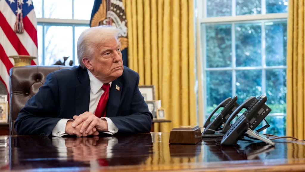 Anúncio do presidente Donald Trump sobre tarifas automotivas, no Salão Oval, em 26 de março de 2025 (Foto Oficial Casa Branca)