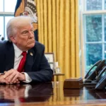 Anúncio do presidente Donald Trump sobre tarifas automotivas, no Salão Oval, em 26 de março de 2025 (Foto Oficial Casa Branca)