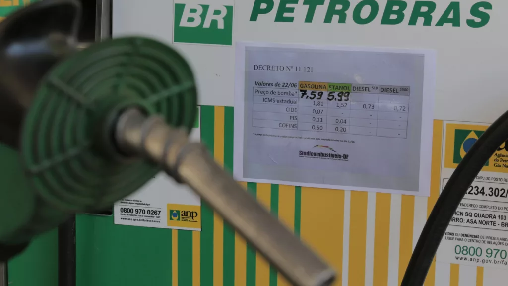 Bomba de abastecimento, na cor verde, em posto de combustíveis da Petrobras (Foto Fabio Rodrigues Pozzebom/Agência Brasil)