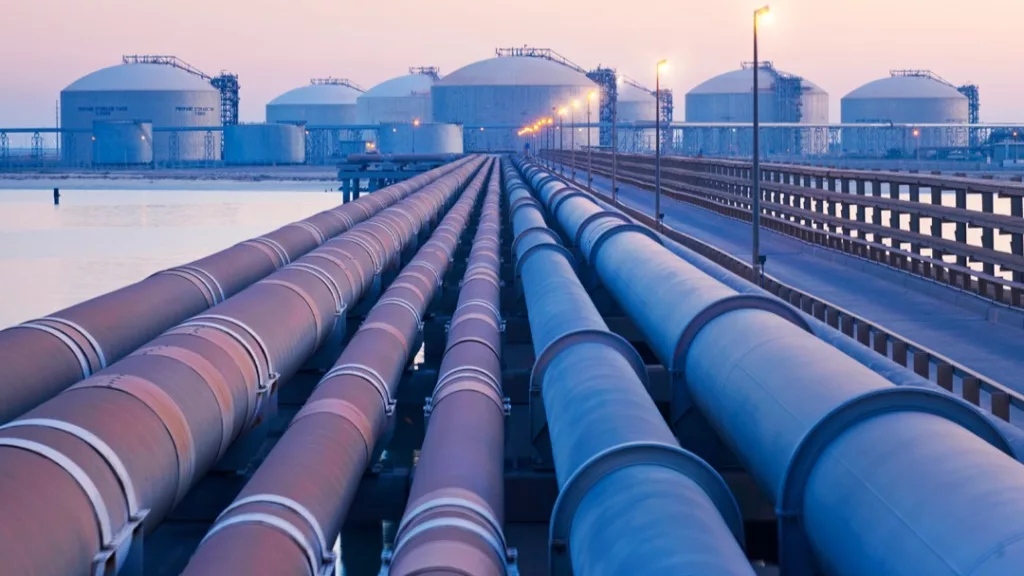 Dutos para transporte de combustíveis em instalações da Saudi Aramco, na Arábia Saudita (Foto Divulgação)
