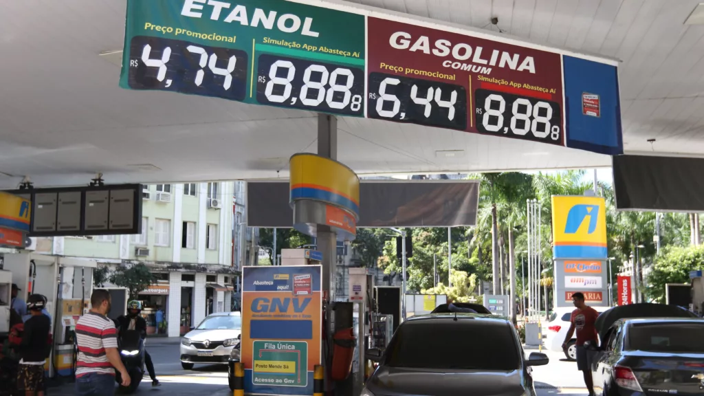 Postos de combustíveis no Rio de Janeiro oferecem preços menores após redução do ICMS sobre combustíveis, em 5 de julho de 2022 (Foto Tânia Rêgo/Agência Brasil)