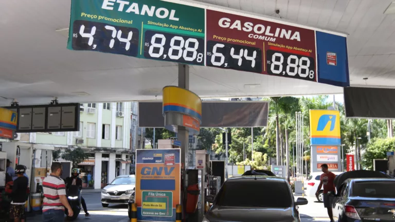 Postos de combustíveis no Rio de Janeiro oferecem preços menores após redução do ICMS sobre combustíveis, em 5 de julho de 2022 (Foto Tânia Rêgo/Agência Brasil) Postos de combustíveis no Rio de Janeiro oferecem preços menores após redução do ICMS sobre combustíveis, em 5 de julho de 2022 (Foto Tânia Rêgo/Agência Brasil)