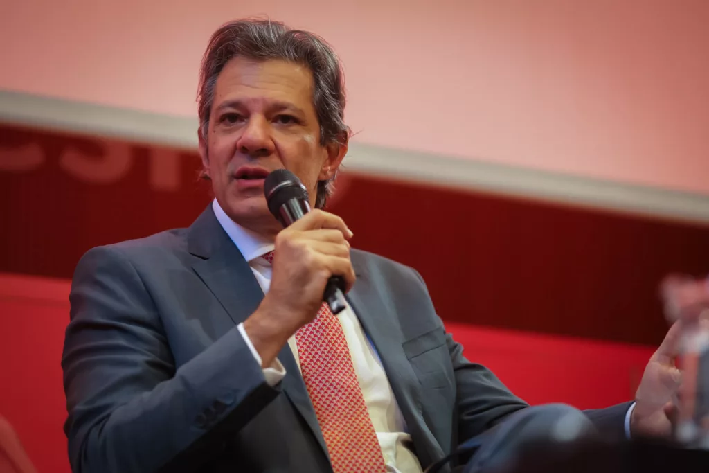 Fernando Haddad participa da conferência "10 anos depois do Acordo de Paris: governar na era do clima", na faculdade Sciences Po em Paris, em 31 de março de 2025 (Foto Diogo Zacarias/MF)