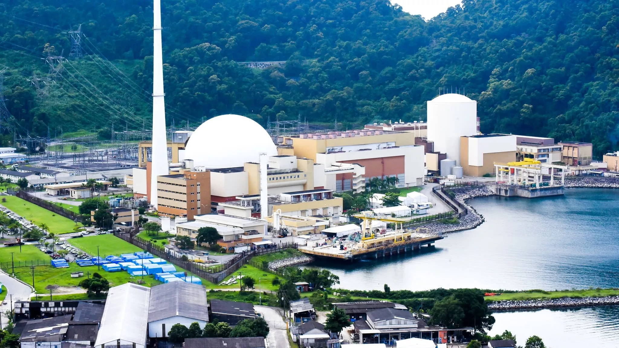 Vista geral das Usinas de Angra 1 e Angra 2 na Central Nuclear Almirante Álvaro Alberto (CNAAA), em Angra dos Reis/RJ (Foto aulo Cruz/MME) Vista geral das Usinas de Angra 1 e Angra 2 na Central Nuclear Almirante Álvaro Alberto (CNAAA), em Angra dos Reis/RJ (Foto aulo Cruz/MME)