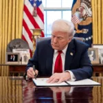 Anúncio do presidente Donald Trump sobre tarifas automotivas, no Salão Oval, em 26 de março de 2025 (Foto Oficial Casa Branca)