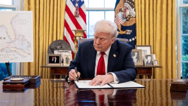 Anúncio do presidente Donald Trump sobre tarifas automotivas, no Salão Oval, em 26 de março de 2025 (Foto Oficial Casa Branca) Anúncio do presidente Donald Trump sobre tarifas automotivas, no Salão Oval, em 26 de março de 2025 (Foto Oficial Casa Branca)