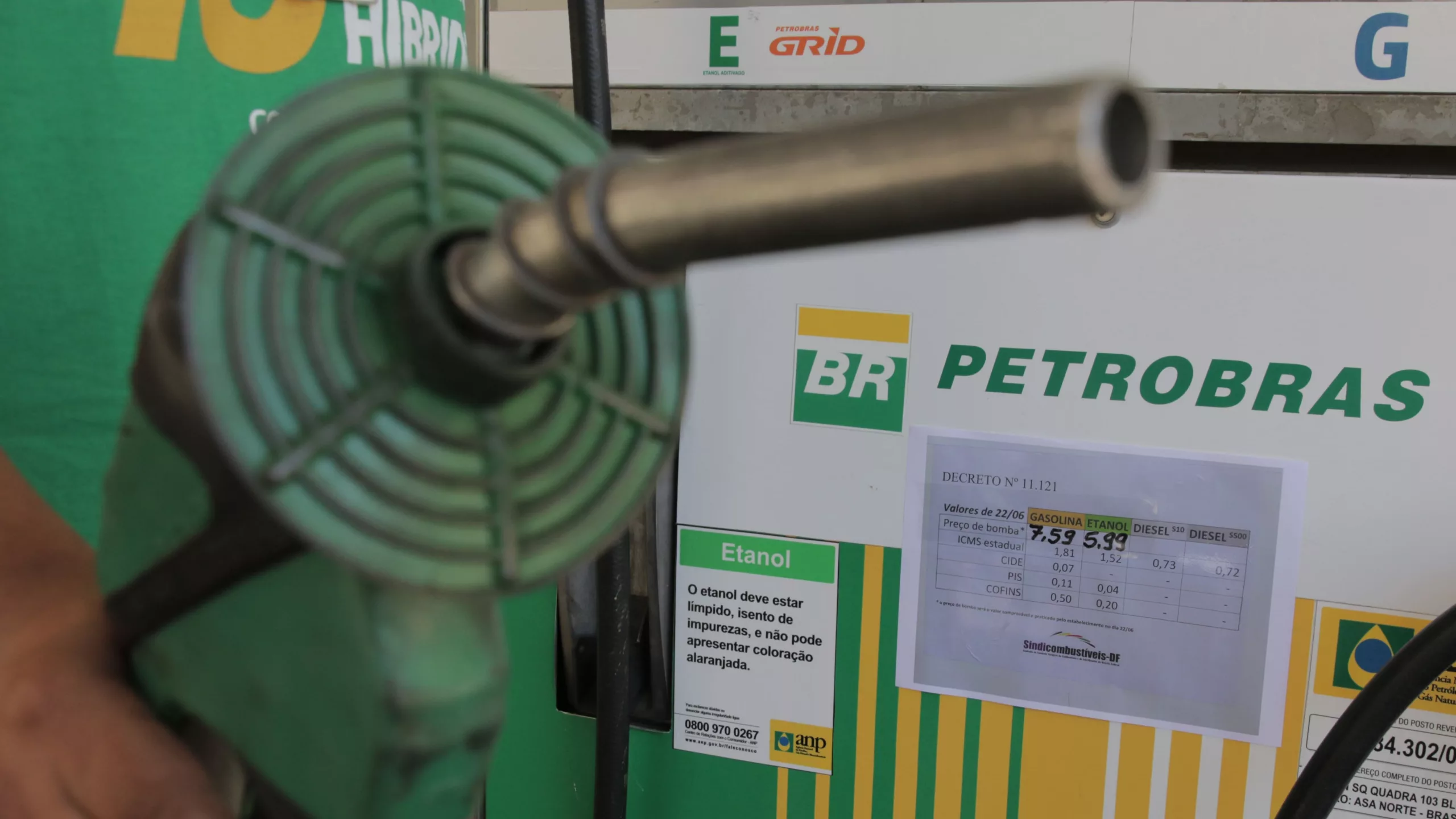 Bomba de abastecimento, na cor verde, em posto de combustíveis da Petrobras (Foto Fabio Rodrigues Pozzebom/Agência Brasil) Bomba de abastecimento, na cor verde, em posto de combustíveis da Petrobras (Foto Fabio Rodrigues Pozzebom/Agência Brasil)