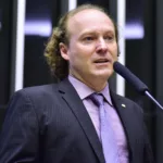 Rodrigo Agostinho, à tribuna da Câmara, discursa durante sessão solene em homenagem aos 35 anos do Ibama, em 20 de fevereiro de 2024 (Foto Zeca Ribeiro/Câmara dos Deputados)