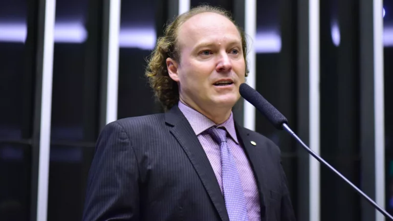 Rodrigo Agostinho, à tribuna da Câmara, discursa durante sessão solene em homenagem aos 35 anos do Ibama, em 20 de fevereiro de 2024 (Foto Zeca Ribeiro/Câmara dos Deputados)