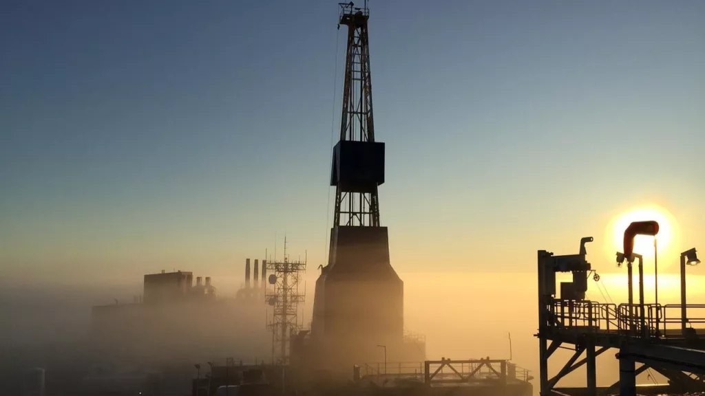 Equipamentos de perfuração em campo terrestre de produção de petróleo (Foto Shaun Undem/Pixabay)