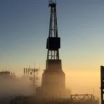 Equipamentos de perfuração em campo terrestre de produção de petróleo (Foto Shaun Undem/Pixabay)
