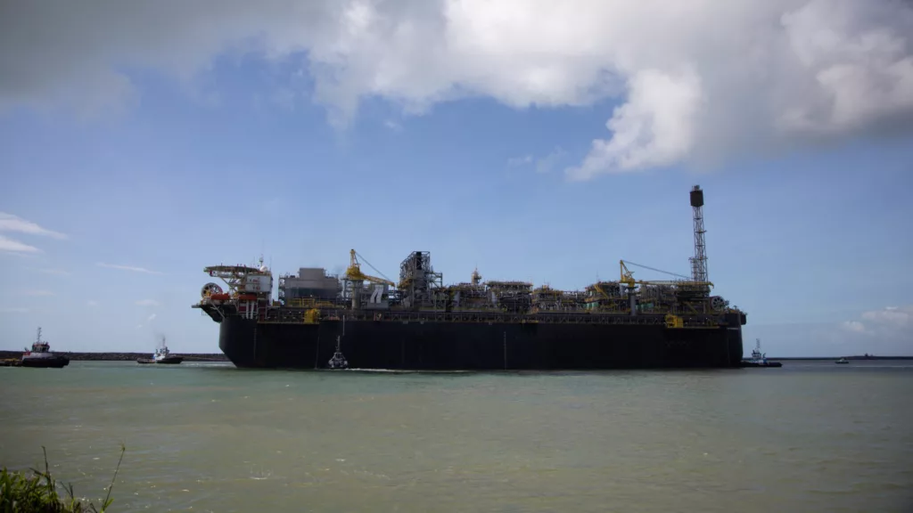 Foto à contraluz do FPSO P-71 em operação no campo de Atapu, no pré-sal da Bacia de Santos (Foto Felipe Gaspar/Agência Petrobras)