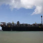 Foto à contraluz do FPSO P-71 em operação no campo de Atapu, no pré-sal da Bacia de Santos (Foto Felipe Gaspar/Agência Petrobras)