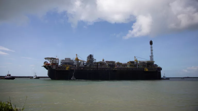 Foto à contraluz do FPSO P-71 em operação no campo de Atapu, no pré-sal da Bacia de Santos (Foto Felipe Gaspar/Agência Petrobras)