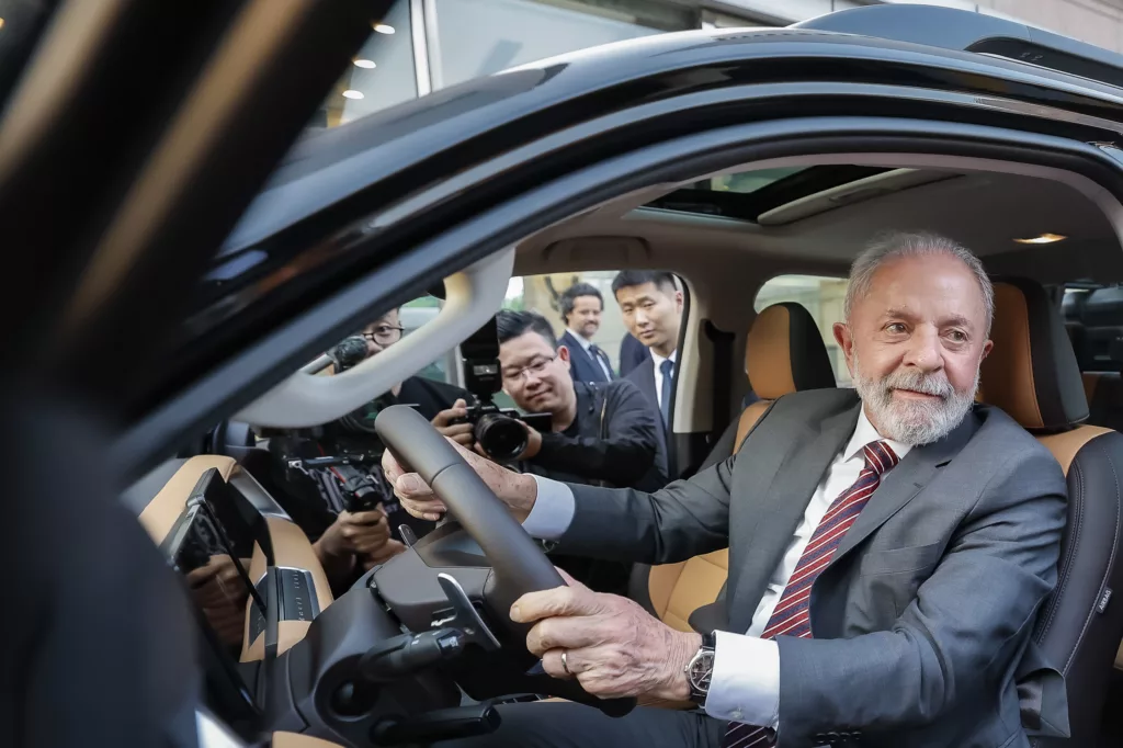 Presidente da República, Luiz Inácio Lula da Silva, durante visita aos carros da GWM. Pequim - China.