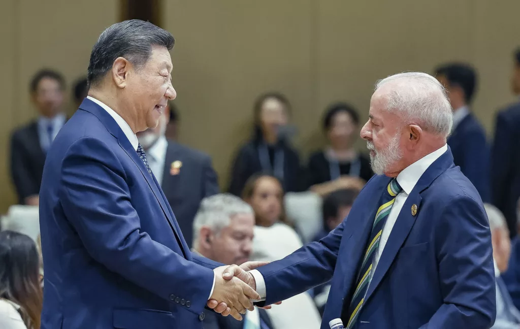 Lula é recebido pelo presidente da China, e Xi Jinping
