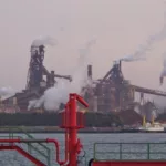 Complexo sider&uacute;rgico da Nippon Steel na zona industrial de Nagoya, no centro-leste do Jap&atilde;o, lan&ccedil;ando grande volume de fuma&ccedil;a poluente na atmosfera (Foto wtdrkaia/Flickr)