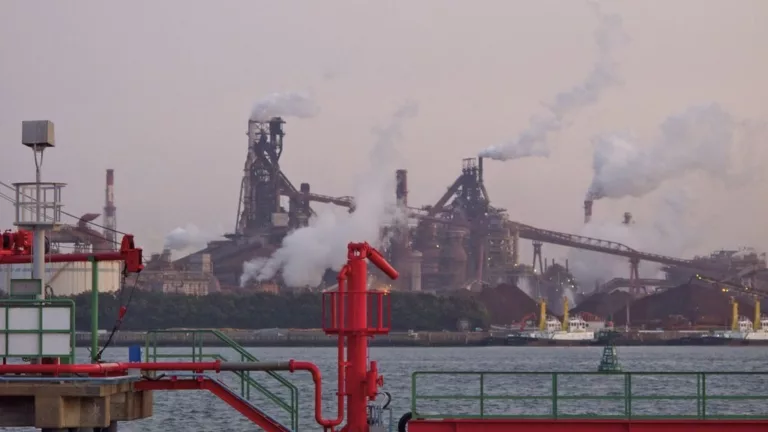 Complexo siderúrgico da Nippon Steel na zona industrial de Nagoya, no centro-leste do Japão, lançando grande volume de fumaça poluente na atmosfera (Foto wtdrkaia/Flickr)