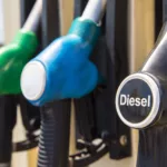 Bomba de abastecimento de óleo diesel, na cor preta; ao lado de outras nas cores azul e verde (Foto Divulgação)