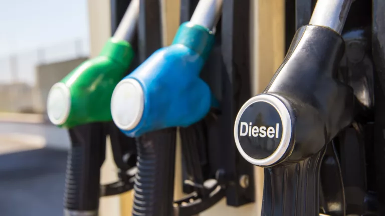 Bomba de abastecimento de óleo diesel, na cor preta; ao lado de outras nas cores azul e verde (Foto Divulgação)