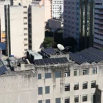Painéis solares em prédios no Rio de Janeiro (Foto:Tânia Rêgo/Agência Brasil)