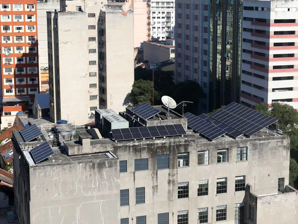 Painéis solares em prédios no Rio de Janeiro (Foto:Tânia Rêgo/Agência Brasil)