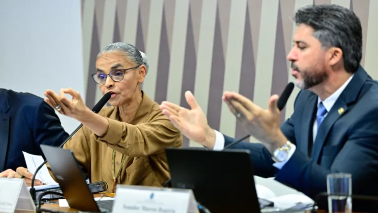 Ministra do MMA, Marina Silva, e o presidente da CI, senador Marcos Rogério, durante reunião em 27 de maio de 2025, para debater a possível criação de uma unidade de conservação marinha na Região Norte (Foto Geraldo Magela/Agência Senado)