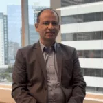 COO da Prio, Francilmar Fernandes, em entrevista ao estúdio eixos na OTC 2025, em Houston, Texas. Foto: eixos