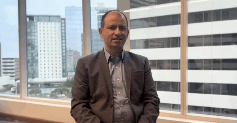 COO da Prio, Francilmar Fernandes, em entrevista ao estúdio eixos na OTC 2025, em Houston, Texas. Foto: eixos