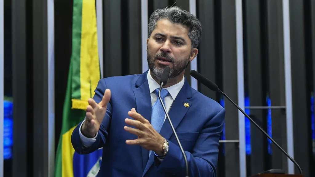 Marcos Rogério, à tribuna, discursa durante sessão plenária para votação de propostas, em 29 de abril de 2025 (Foto Marcos Oliveira/Agência Senado)