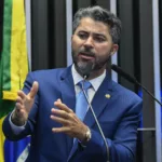 Marcos Rogério, à tribuna, discursa durante sessão plenária para votação de propostas, em 29 de abril de 2025 (Foto Marcos Oliveira/Agência Senado)