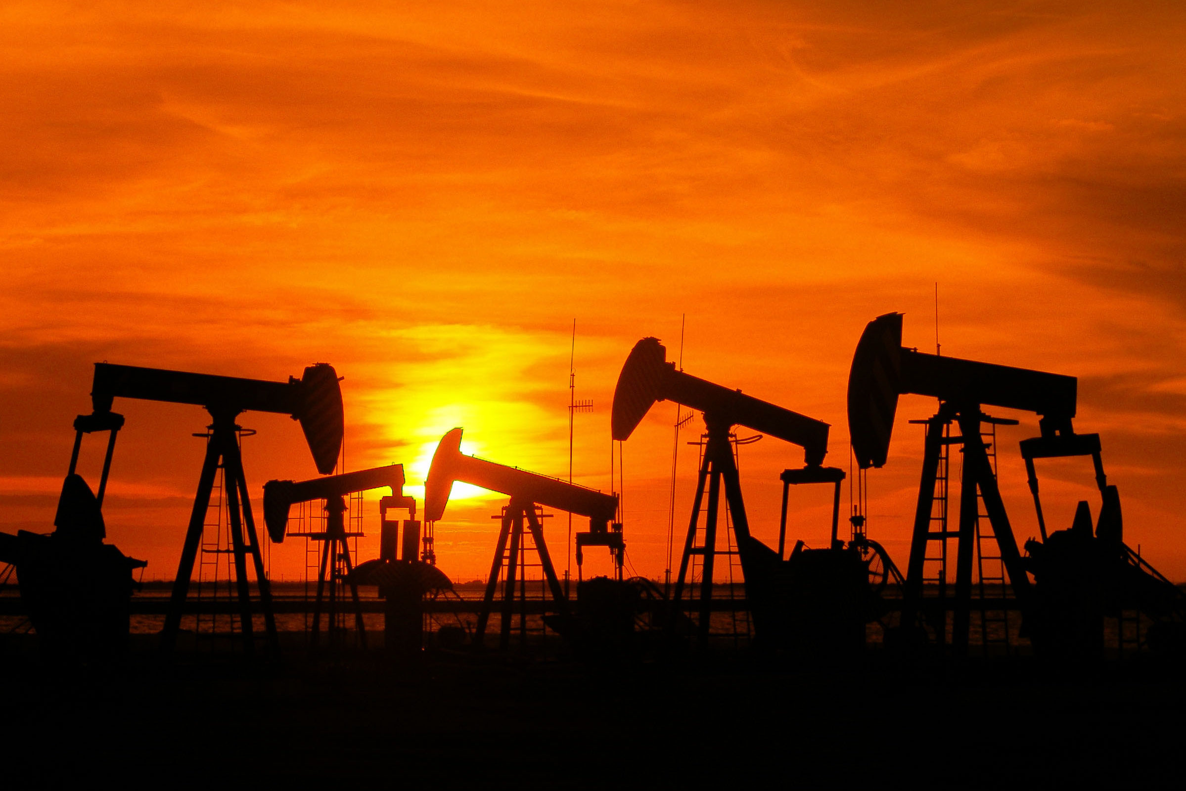 Petróleo fecha dia em alta e sobe mais de 2% na semana, impulsionado por tensões geopolíticas