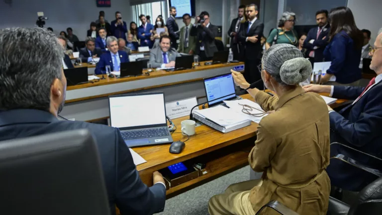 Ministra do MMA, Marina Silva, durante reunião da CI no Senado, em 27 de maio de 2025, sobre a possível criação de uma unidade de conservação marinha na Região Norte (Foto Geraldo Magela/Agência Senado) Ministra do MMA, Marina Silva, durante reunião da CI no Senado, em 27 de maio de 2025, sobre a possível criação de uma unidade de conservação marinha na Região Norte (Foto Geraldo Magela/Agência Senado)
