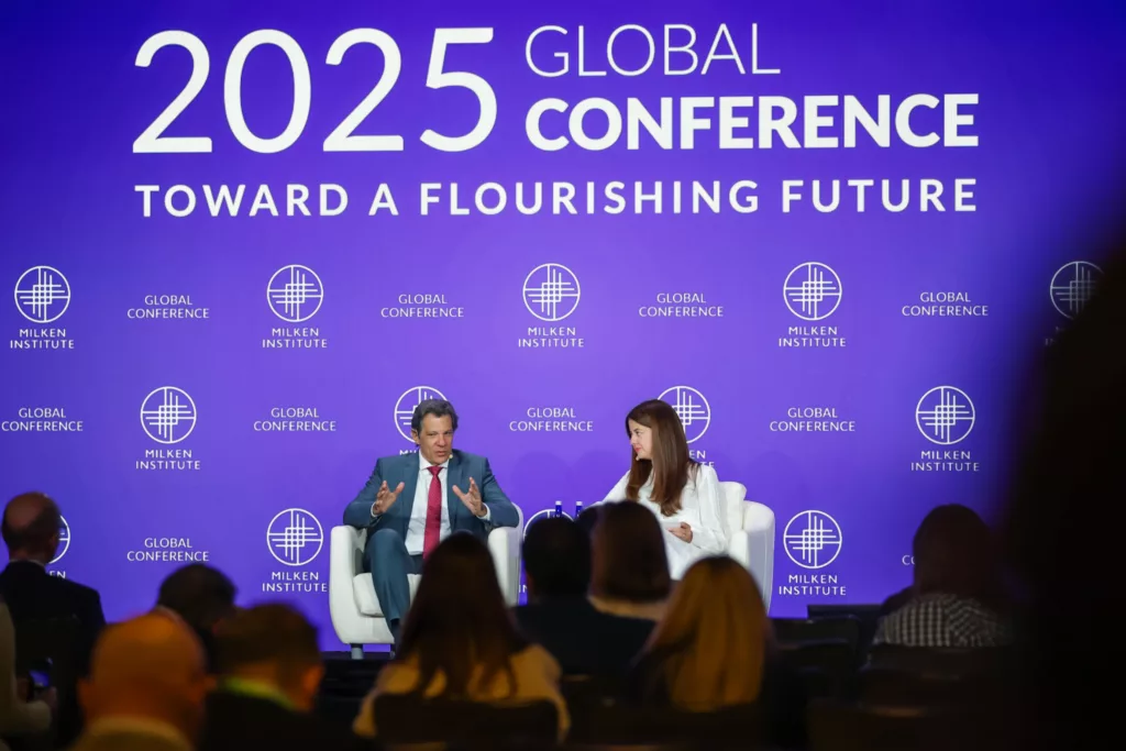 Fernando Haddad avalia que a relação do Brasil com múltiplos blocos econômicos e sua vocação para investimentos "verdes" colocal o país na liderança por um novo modelo de globalização. Foto: Ministério da Fazenda