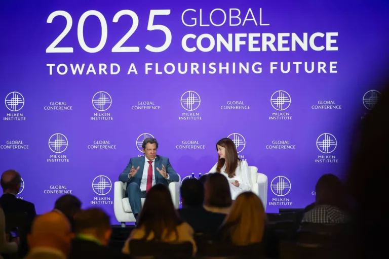 Fernando Haddad avalia que a relação do Brasil com múltiplos blocos econômicos e sua vocação para investimentos "verdes" colocal o país na liderança por um novo modelo de globalização. Foto: Ministério da Fazenda Fernando Haddad avalia que a relação do Brasil com múltiplos blocos econômicos e sua vocação para investimentos "verdes" colocal o país na liderança por um novo modelo de globalização. Foto: Ministério da Fazenda