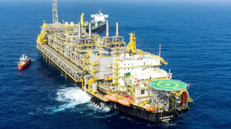 FPSO P-75, parte do sistema de produção de Búzios, operando no offshore do pré-sal da Bacia de Santos; que agregou para a Petrobras 2 bilhões de barris de óleo equivalente (boe) em reservas em 2022 (Foto Agência Petrobras) FPSO P-75, parte do sistema de produção de Búzios, operando no offshore do pré-sal da Bacia de Santos; que agregou para a Petrobras 2 bilhões de barris de óleo equivalente (boe) em reservas em 2022 (Foto Agência Petrobras)