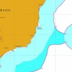 Área oceânica de 953.525 km2, referente à Plataforma Continental Estendida além das 200 M (azul mais forte), foi reivindicada pelo Governo Brasileiro no Addendum de 2006 (BRASIL, 2006) à Comissão de Limites da Plataforma Continental da ONU, nos termos do Artigo 76 e do Anexo II da Convenção das Nações Unidas sobre o Direito do Mar (CNUDM). A área oceânica colorida em tons de azul representa a chamada Amazônia Azul (Fonte Mapa produzido pelo Leplac para o Addendum de 2006)