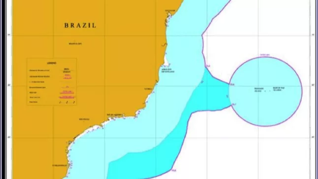 Área oceânica de 953.525 km2, referente à Plataforma Continental Estendida além das 200 M (azul mais forte), foi reivindicada pelo Governo Brasileiro no Addendum de 2006 (BRASIL, 2006) à Comissão de Limites da Plataforma Continental da ONU, nos termos do Artigo 76 e do Anexo II da Convenção das Nações Unidas sobre o Direito do Mar (CNUDM). A área oceânica colorida em tons de azul representa a chamada Amazônia Azul (Fonte Mapa produzido pelo Leplac para o Addendum de 2006) Área oceânica de 953.525 km2, referente à Plataforma Continental Estendida além das 200 M (azul mais forte), foi reivindicada pelo Governo Brasileiro no Addendum de 2006 (BRASIL, 2006) à Comissão de Limites da Plataforma Continental da ONU, nos termos do Artigo 76 e do Anexo II da Convenção das Nações Unidas sobre o Direito do Mar (CNUDM). A área oceânica colorida em tons de azul representa a chamada Amazônia Azul (Fonte Mapa produzido pelo Leplac para o Addendum de 2006)
